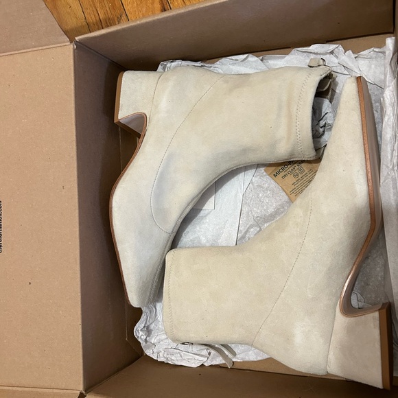 Reformation Suede Remington Stretch Ankle Boots in Fawn - NWT - Picture 5 of 9